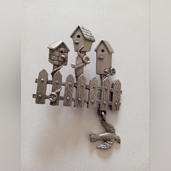 Spoontiques Pewter Birdhouse Brooch - Picture 2 of 3